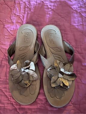 b.o.c. Metallic Bronze Floral Thong Sandals 10